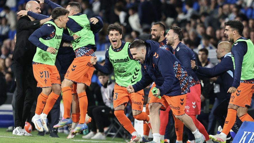 Fiesta en el banqjuillo tras el pitido final.| Javier Colmenero