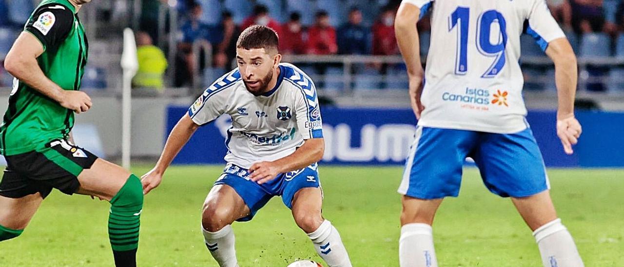 Sam Shashoua trata de robar un balón a Toño en una acción en el partido de ayer.