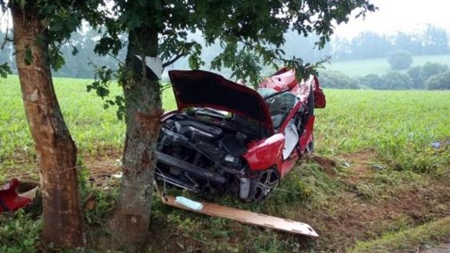 Un conductor de 25 años muere al chocar contra un árbol en Mesía