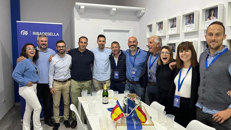 Paulo García, junto a sus compañeros de candidatura, el pasado domingo.