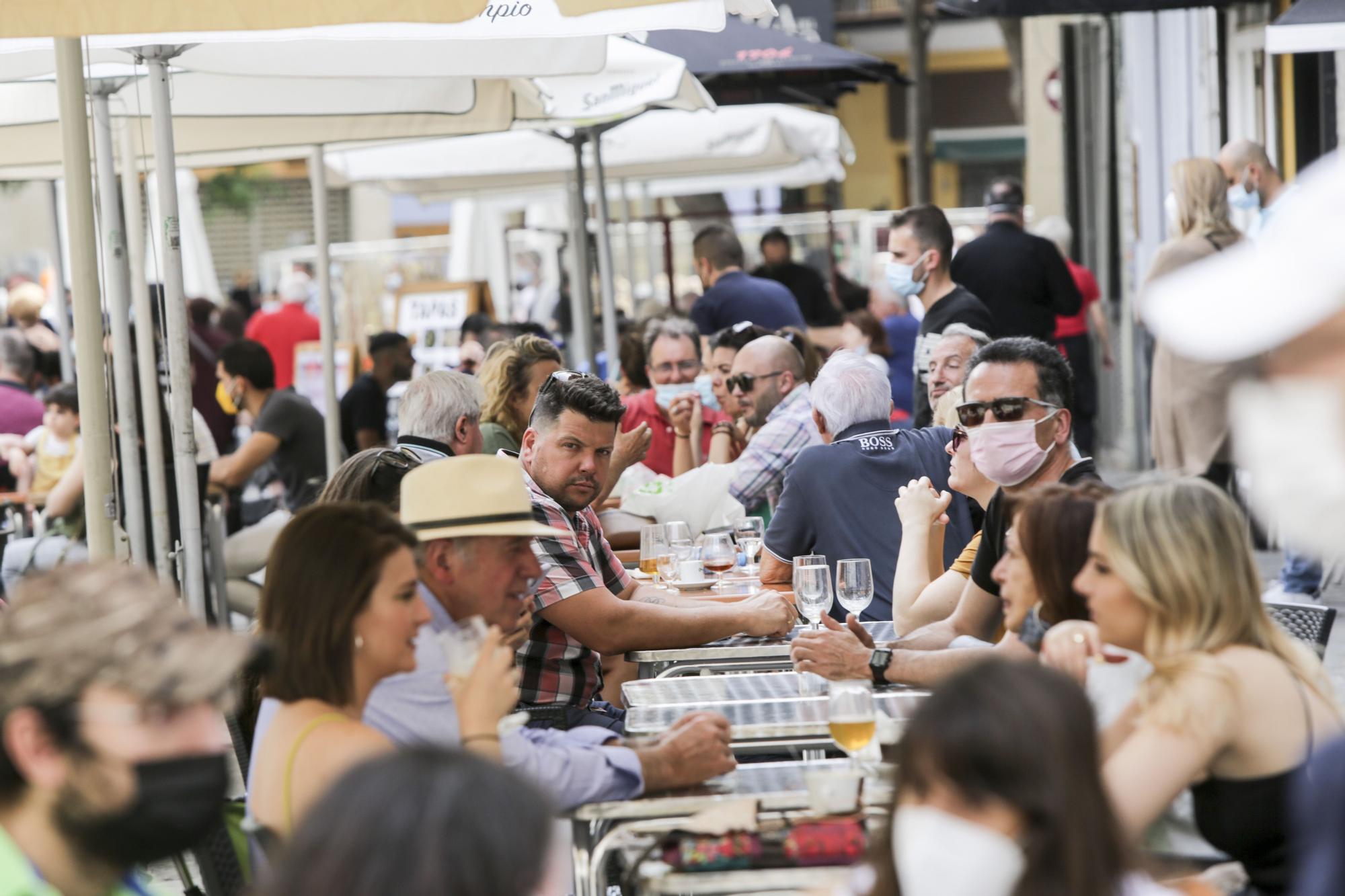 Los turistas abarrotan las playas y las terrazas