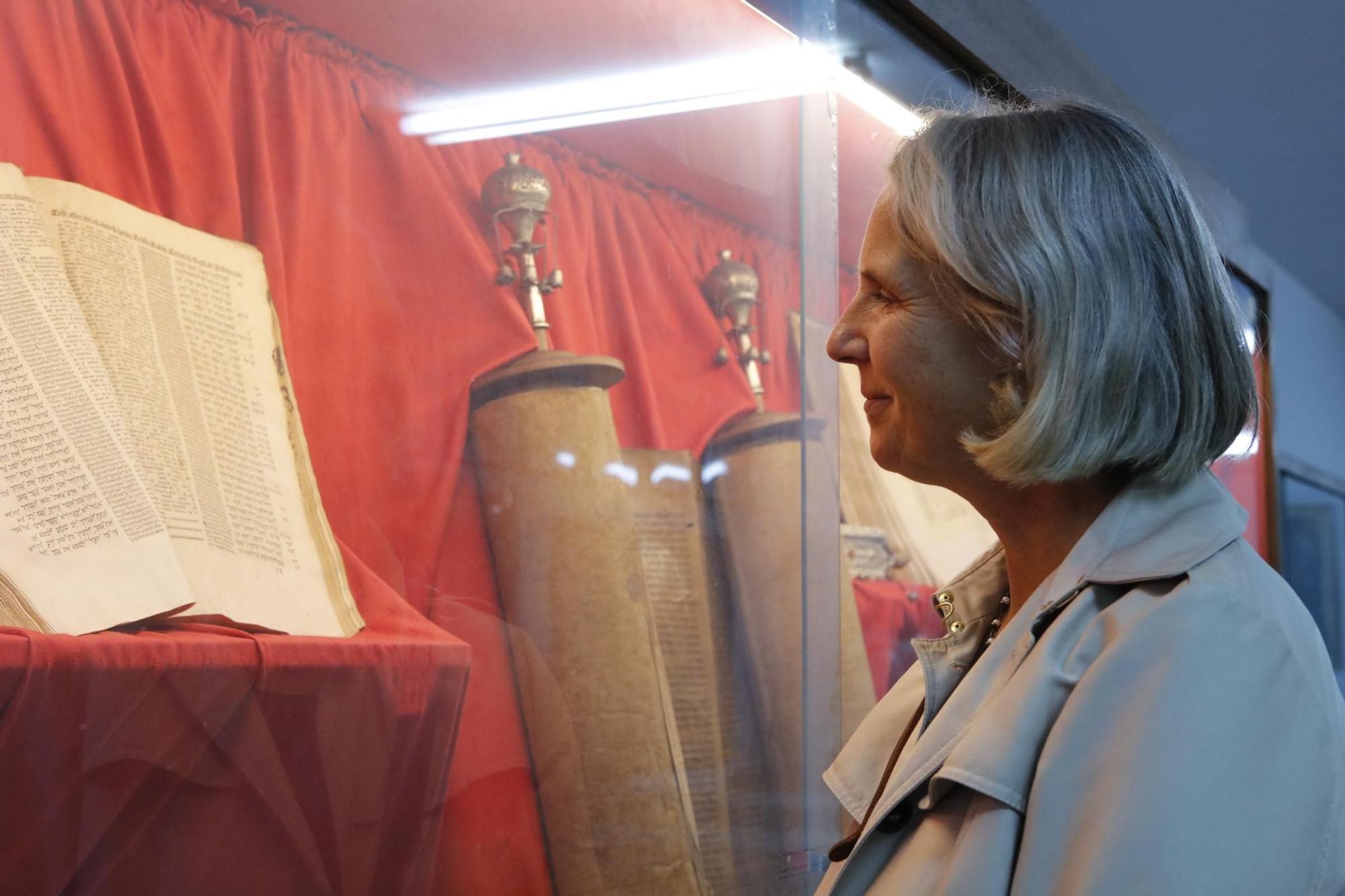 Die aktuelle Inselpfarrerin Martje Mechels betrachtet die Ausstellungsstücke im Bibelmuseum, darunter eine Tora.