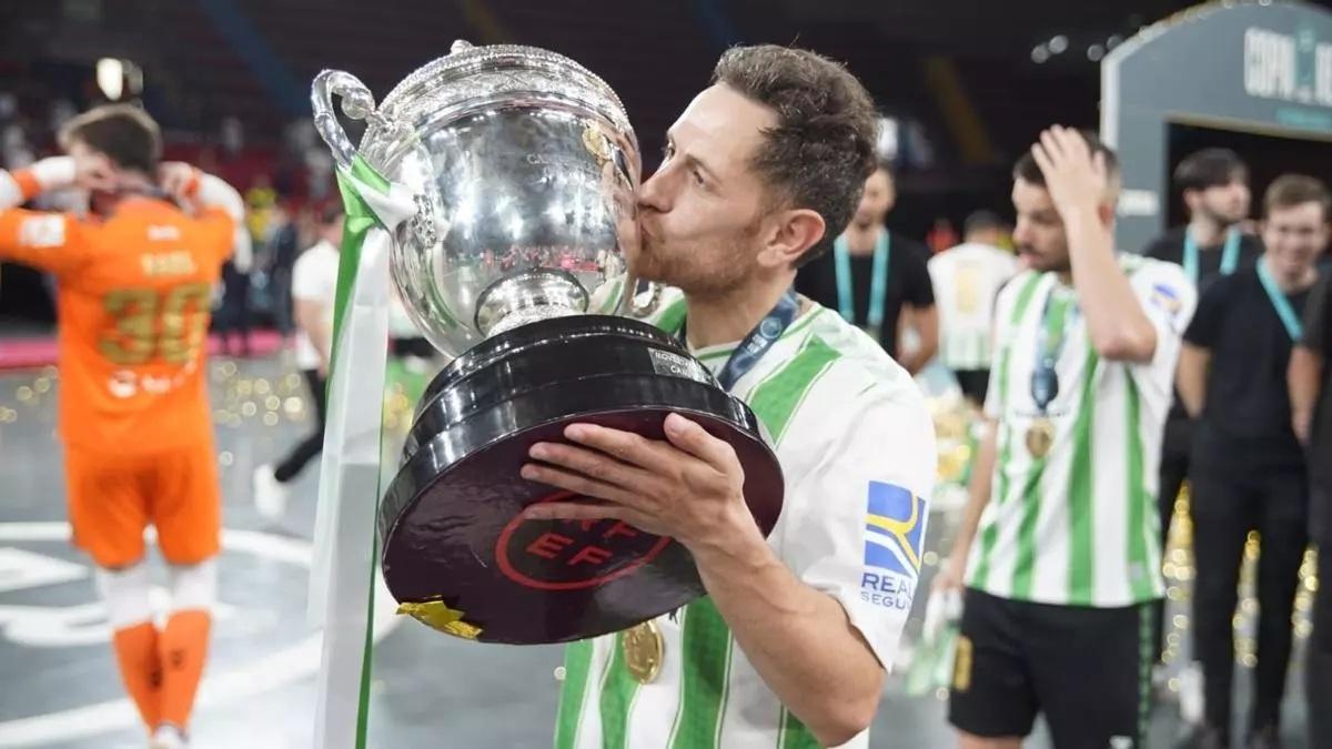 Rafa López, tras ganar en el 2024 la Copa del Rey con el Betis Futsal.