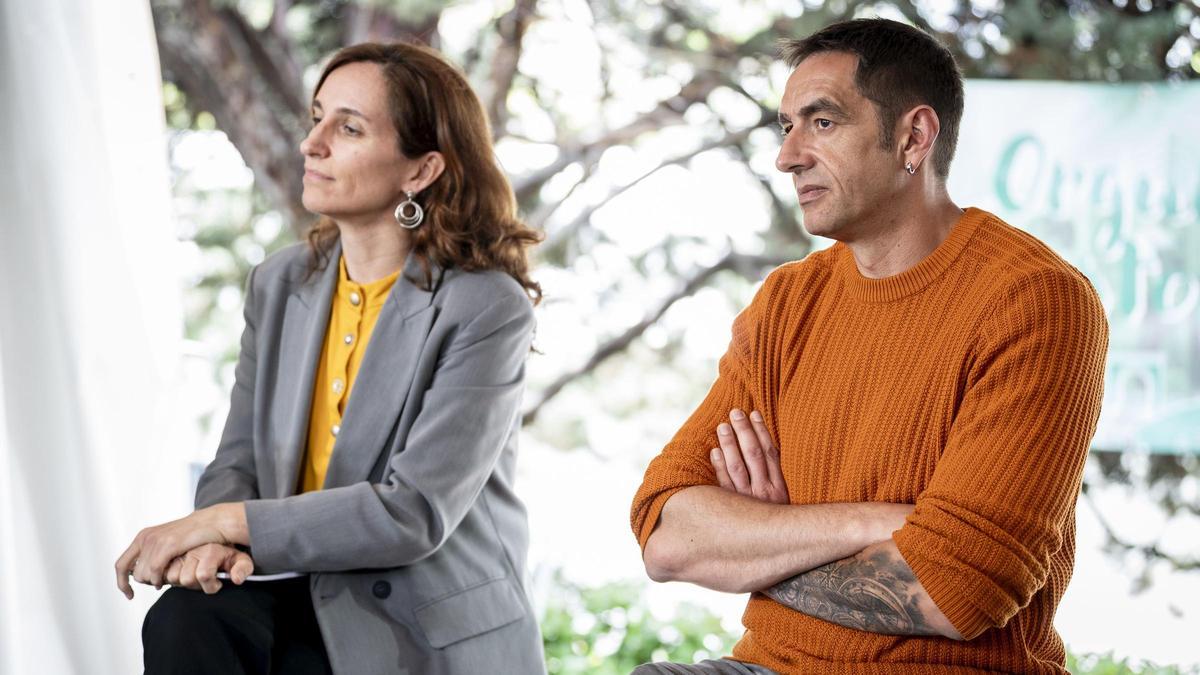 La ministra de Sanidad, Mónica García y el diputado de Más Madrid, Emilio Delgado, el 2 de mayo de 2025, en Móstoles