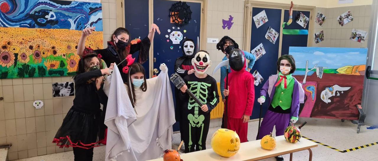 Los ocho estudiantes de este curso, disfrazados para celebrar Samaín y Halloween.