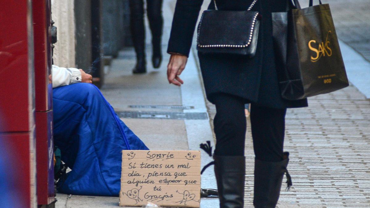 Un hombre pidiendo en la calle del Sol, este jueves.