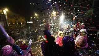 "Les amigues de les caparines" ganan el festival de murgas de Avilés bajo la lluvia