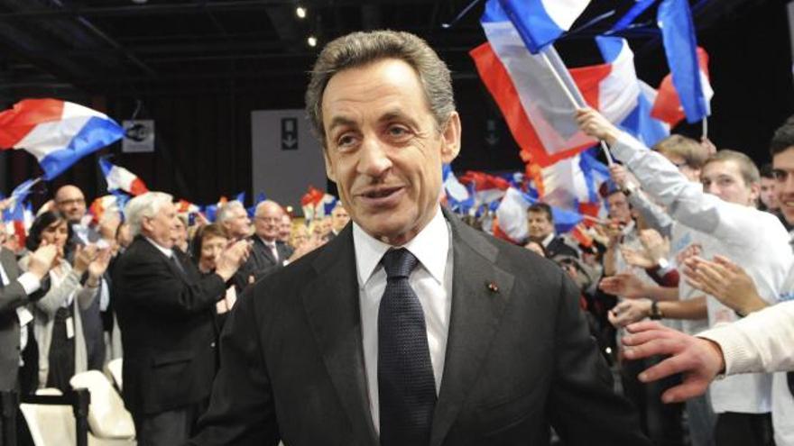 El presidente francés, Nicolas Sarkozy, saluda a sus seguidores a su llegada al mitin.