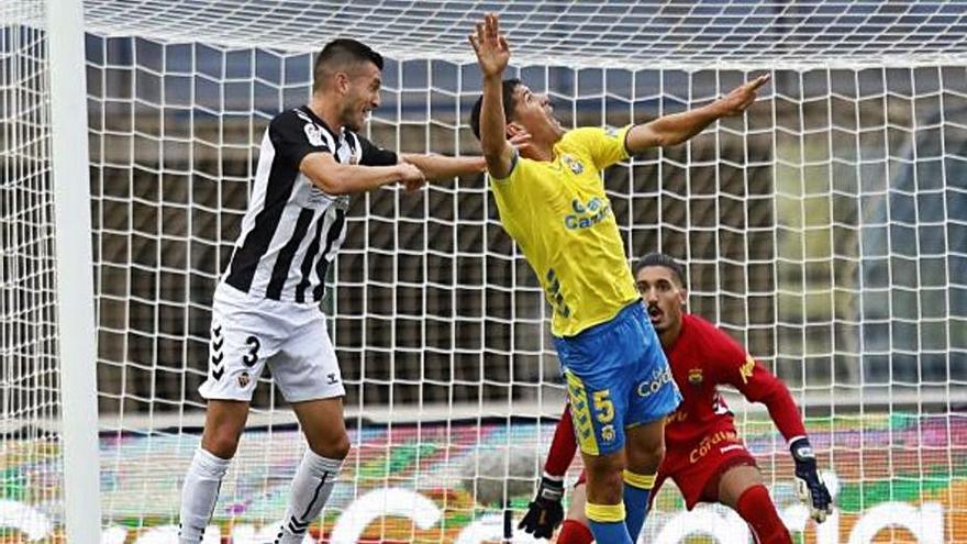 Cardona salta a por el balón ante la oposición de un jugador del Castellón.