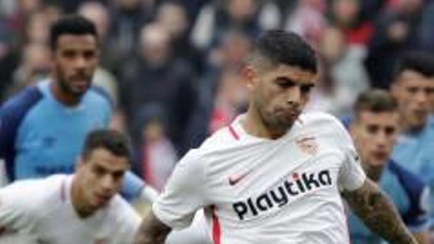 Éver Banega transforma el penal