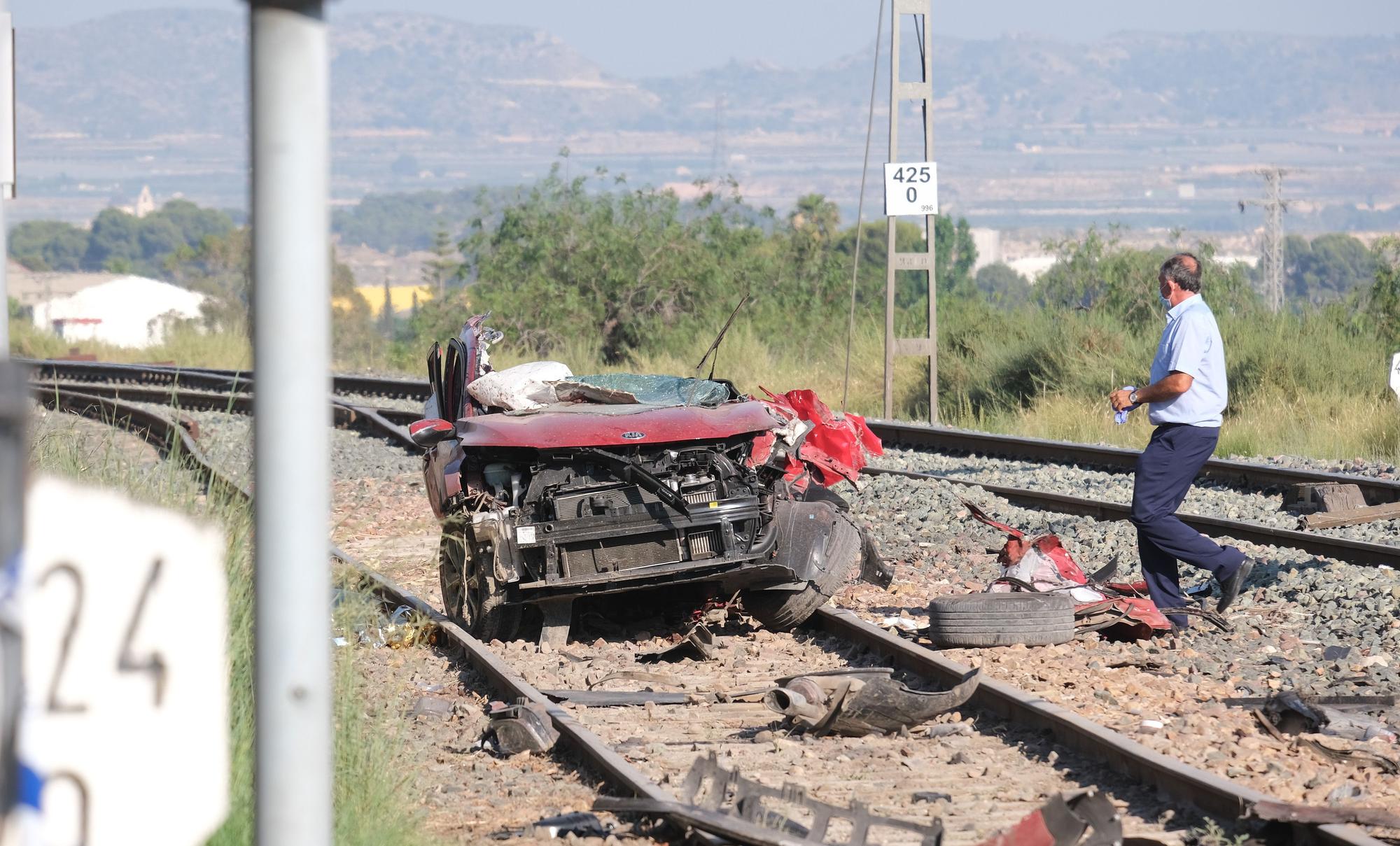 Restos de un vehículo arrollado por un tren en un paso a nivel con barreras en Novelda. El fatal accidente se saldó con cuatro fallecidos