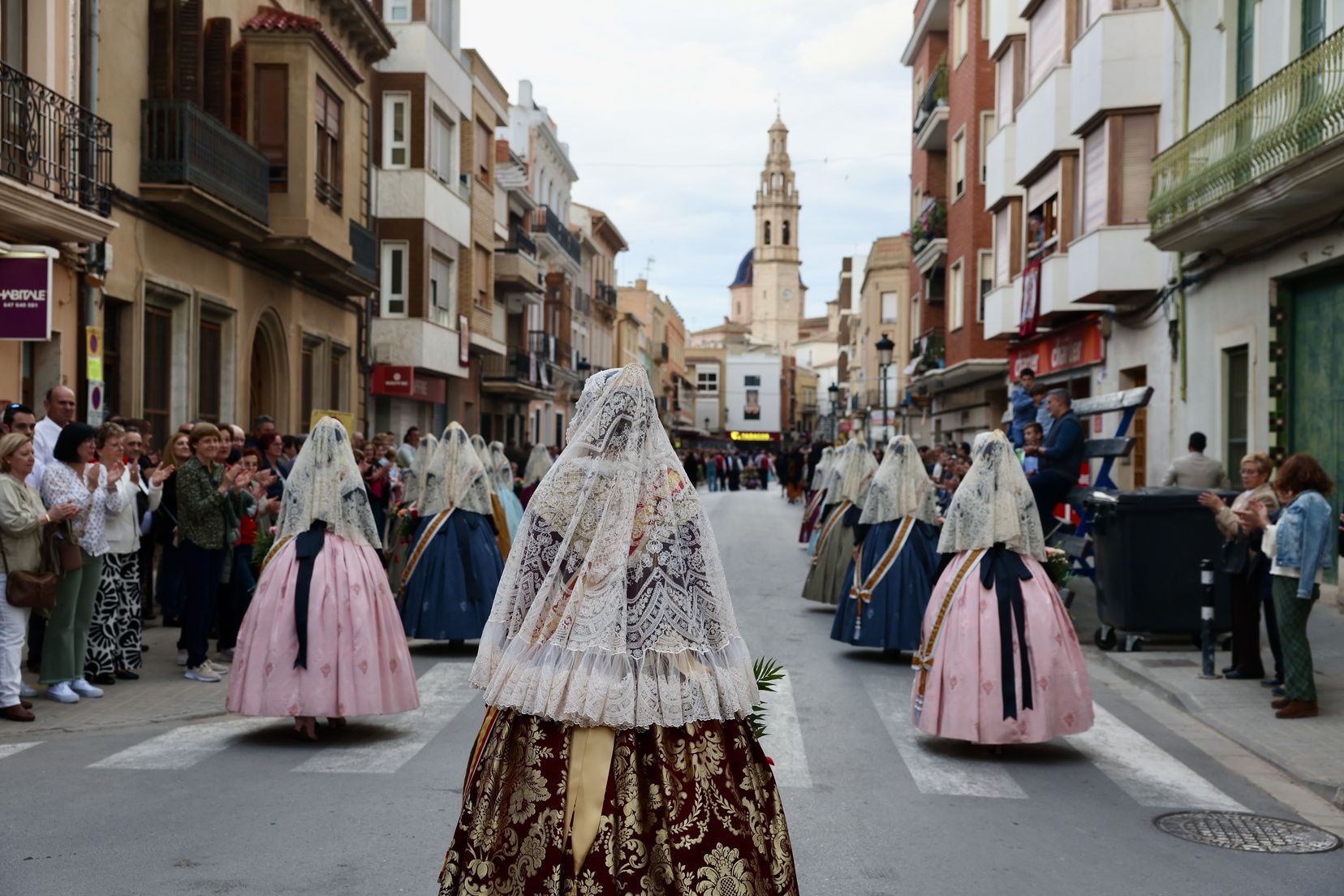 Cheste recibe a Berta y la corte en la Ofrenda a la Virgen de la Soledad