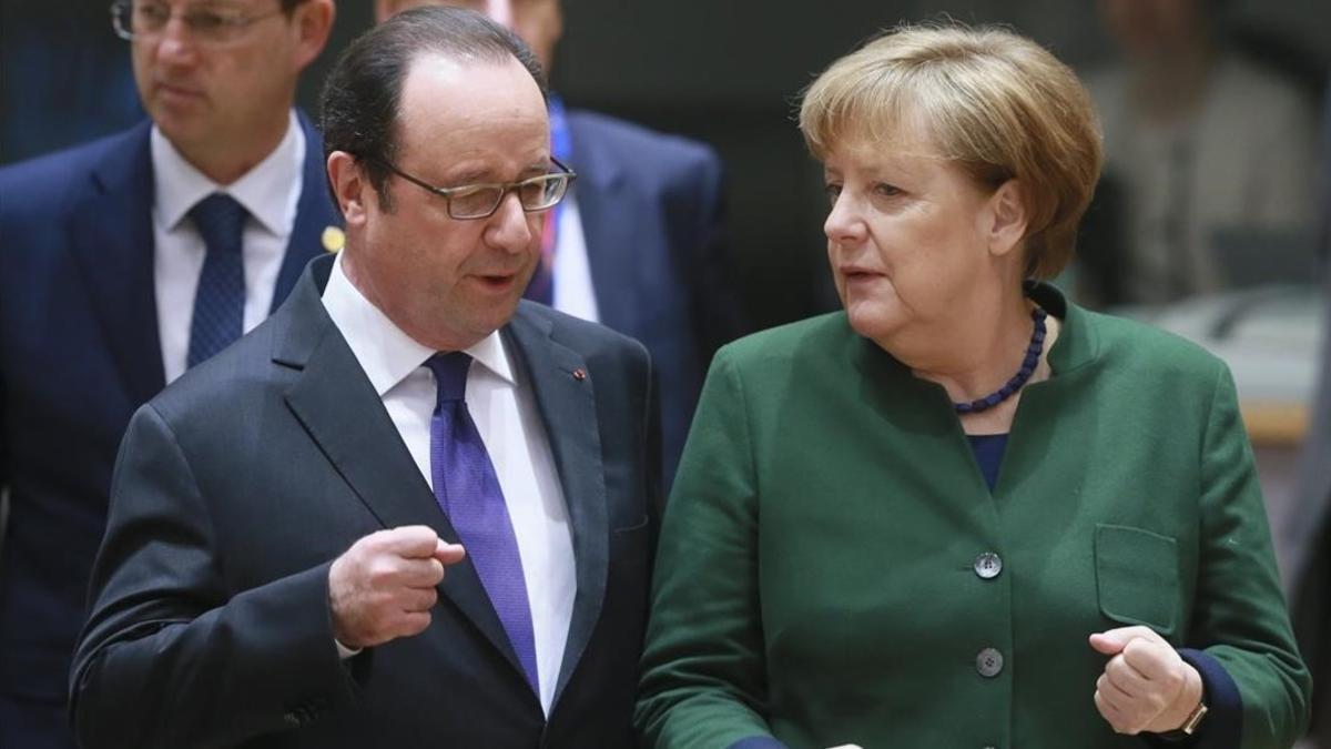 Merkel habla con el presidente francés, François Hollande, durante una reunión celebrada en el marco de la cumbre europea, en Bruselas, el 10 de marzo.