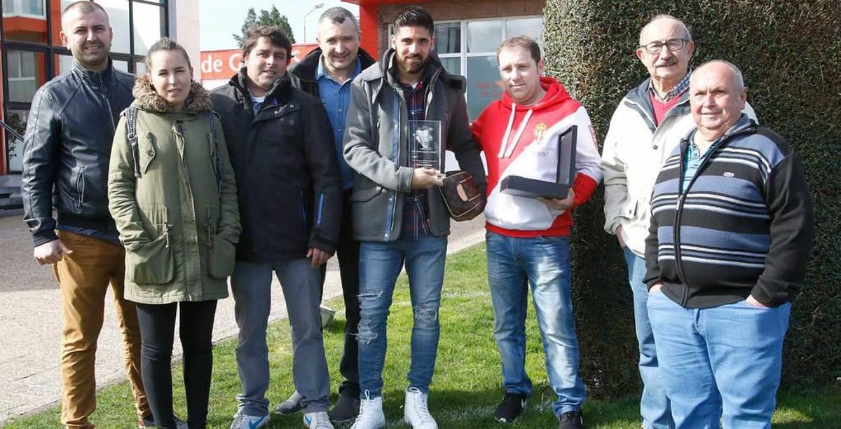 Carmona, premiado por la peña sportinguista Manín de Lastres