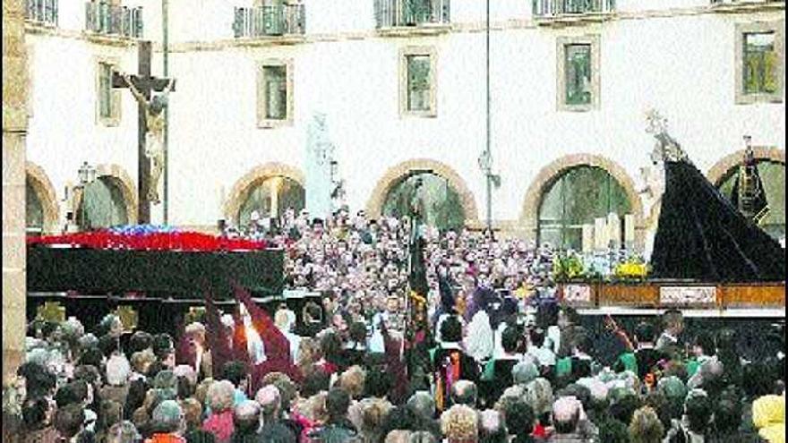 Encuentro del Cristo de la Misericordia y la Virgen de las Angustias en la plaza Feijoo.