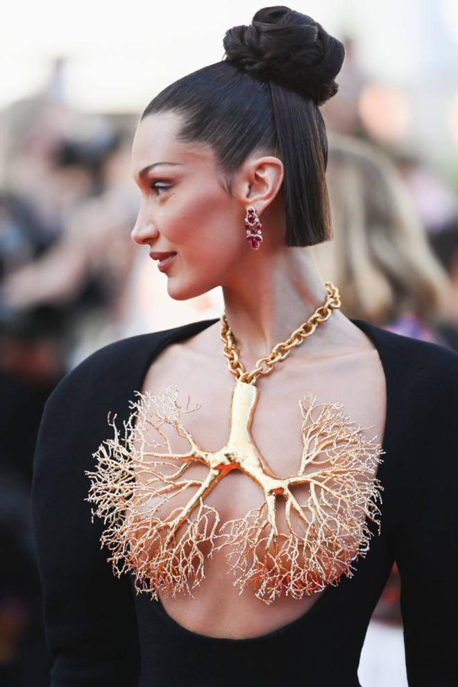 Detalle del collar en forma de árbol de Bella Hadid