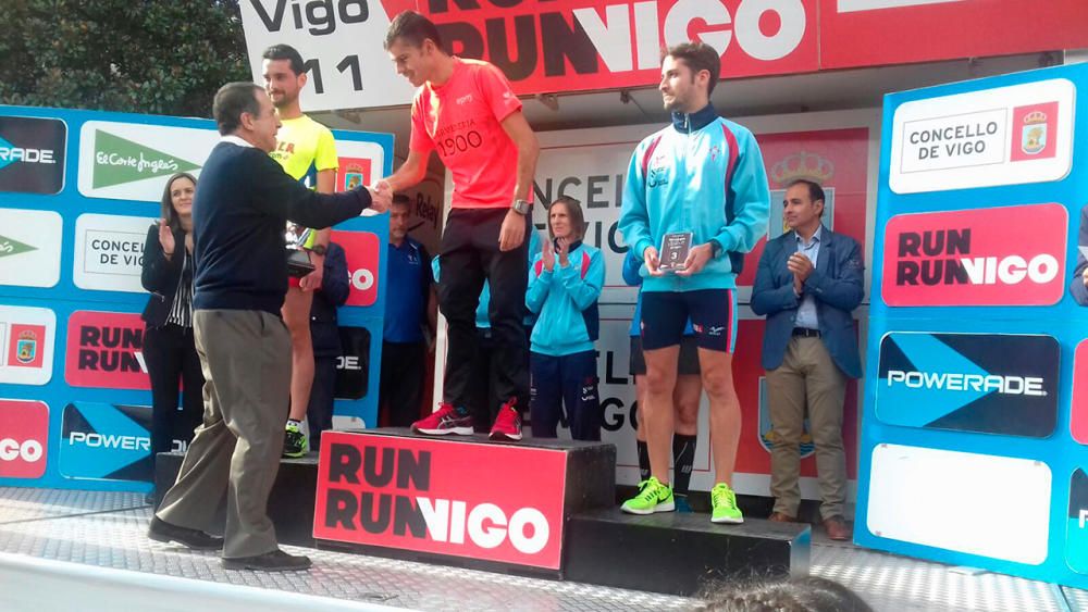 Abel Caballero entrega dos de los trofeos de la carrera Vigo+11