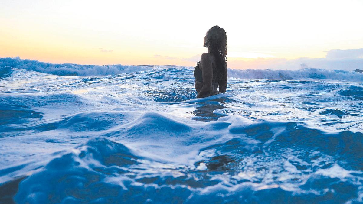 Mujer dándose un baño en el mar