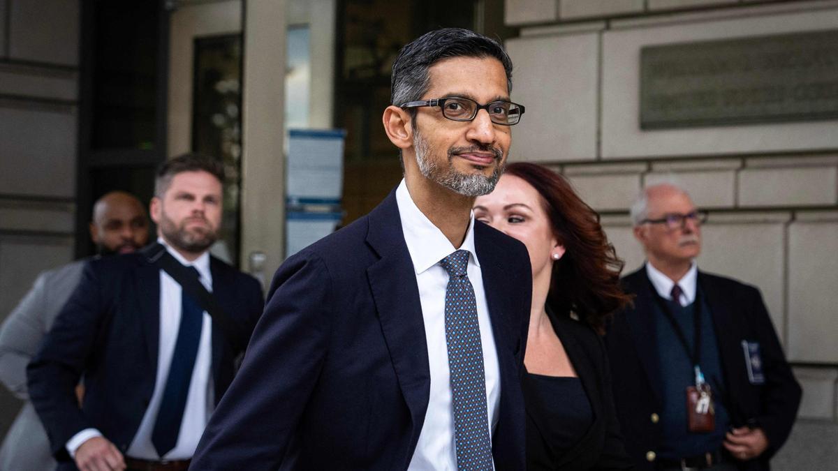 El director ejecutivo de Alphabet, Sundar Pichai, sale de declarar del juicio a Google por monopolio.