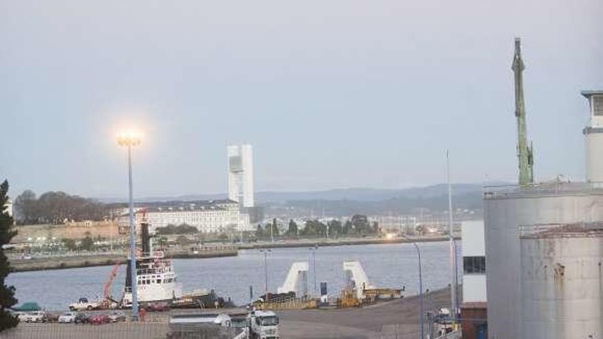 Vista de uno de los accesos a los muelles interiores .