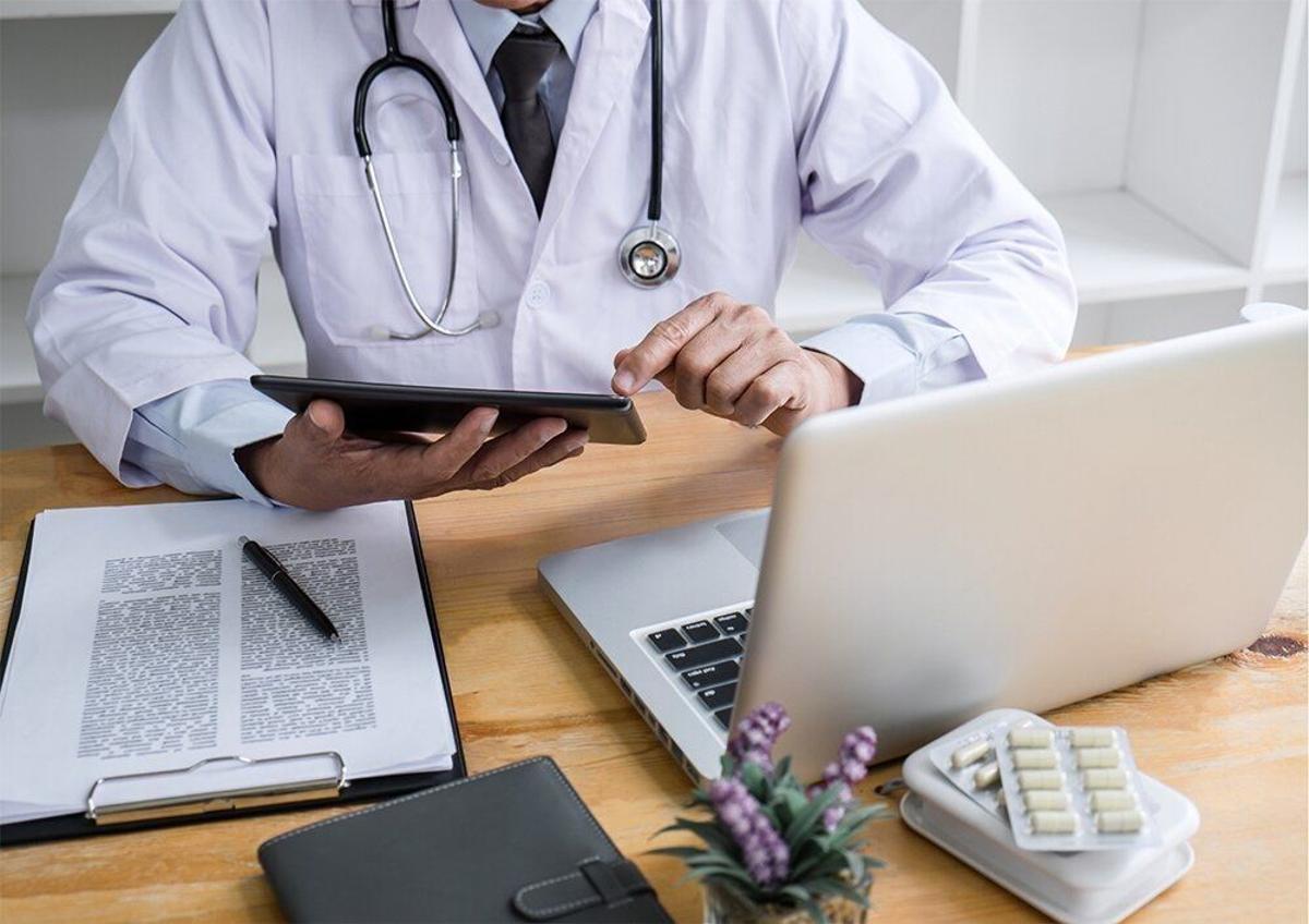 Un médico de un seguro privado.