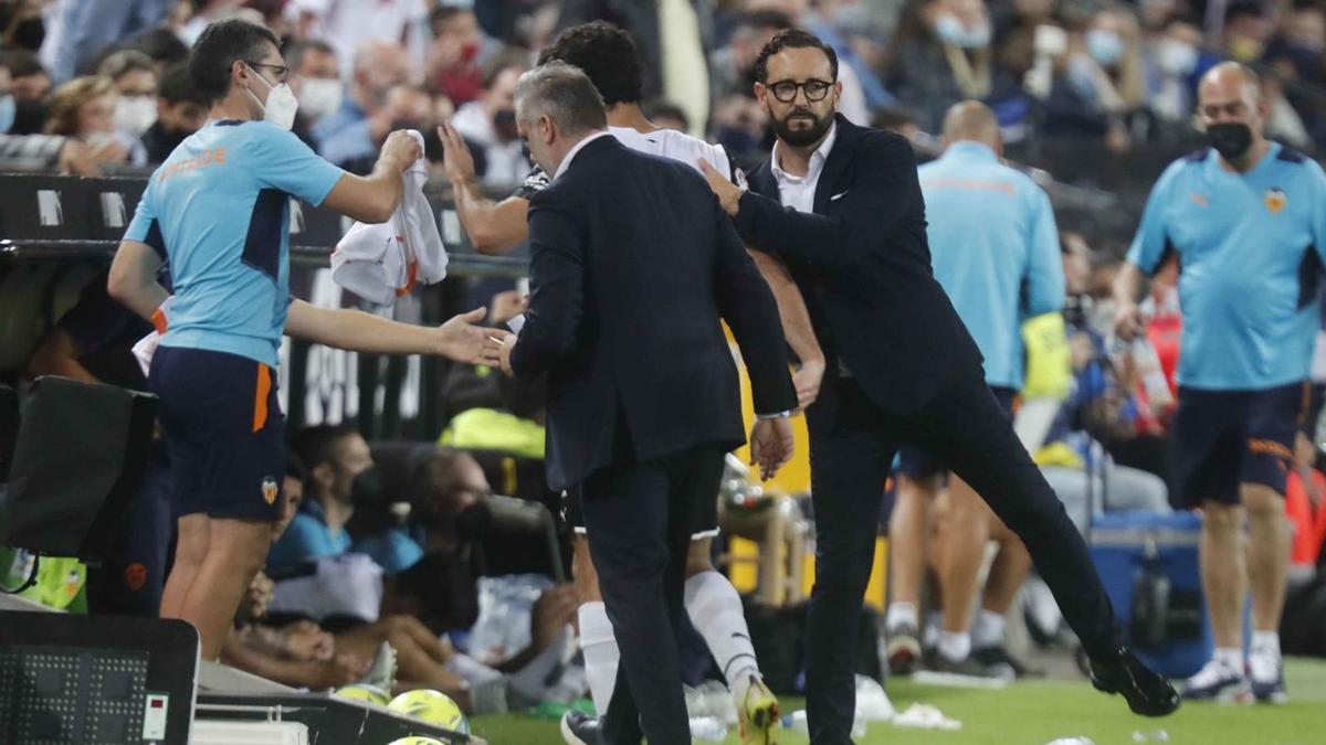 Bordalás felciita a Guedes cuando se retira del campo en el partido de ayer.  | J.M. LÓPEZ