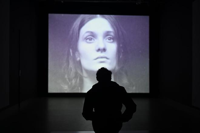 Luces, sombras y muchos rostros: Esta es instalación artística con la que el FICX calienta motores en Gijón: en imágenes