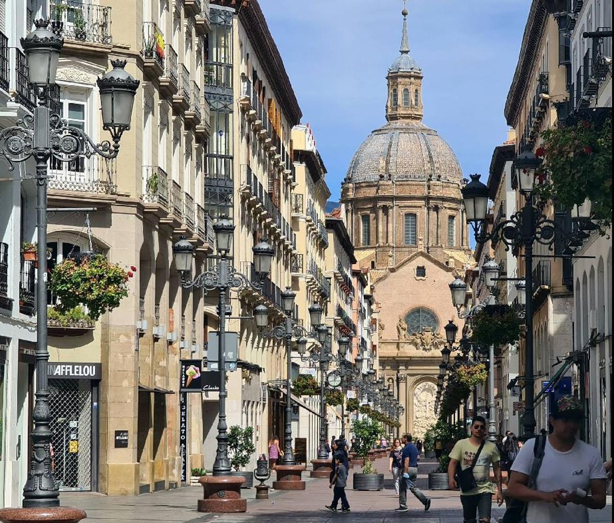 La calle Alfonsi I de Zaragoza, con el Pilar al fondo