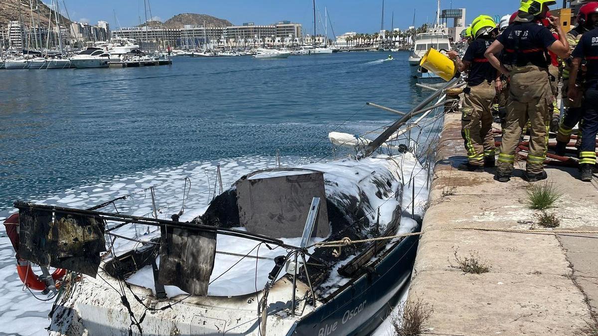 Arde un velero en el Club de Regatas de Alicante - Información