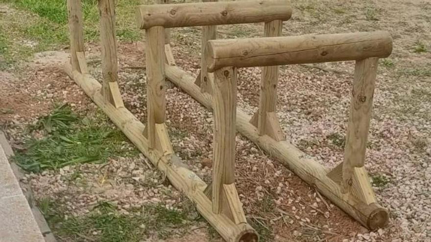 Aparcabicicletas de madera para espacios naturales.