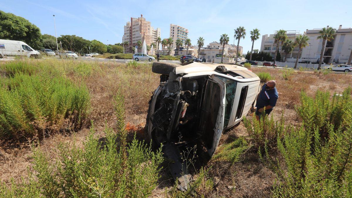 El "vuelo" de más de 30 metros de un coche al estrellarse contra una rotonda en Torrevieja