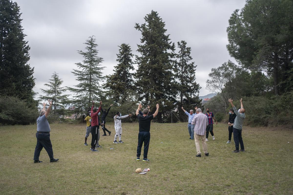 Asistentes a la sesión de risoterapia para ayudar a personas en paro.