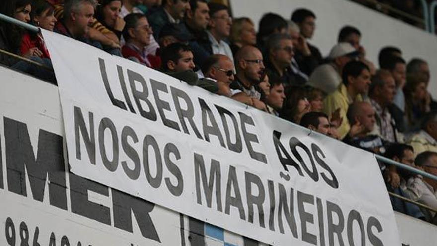 Amigos de marineros del &quot;Alakrana&quot; llevan al fútbol su exigencia de libertad