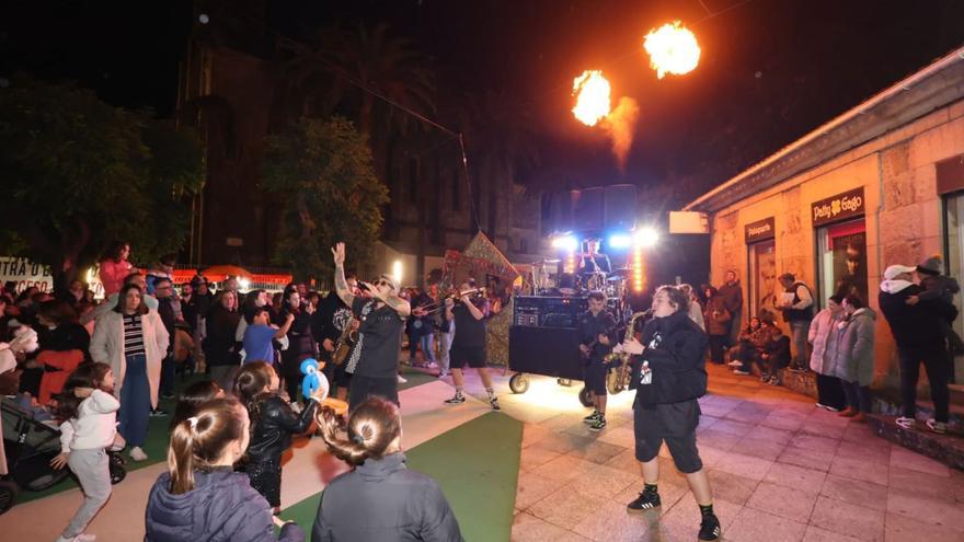 Ambiente festivo de ayer en Caldas en el encendido de las luces navideñas.