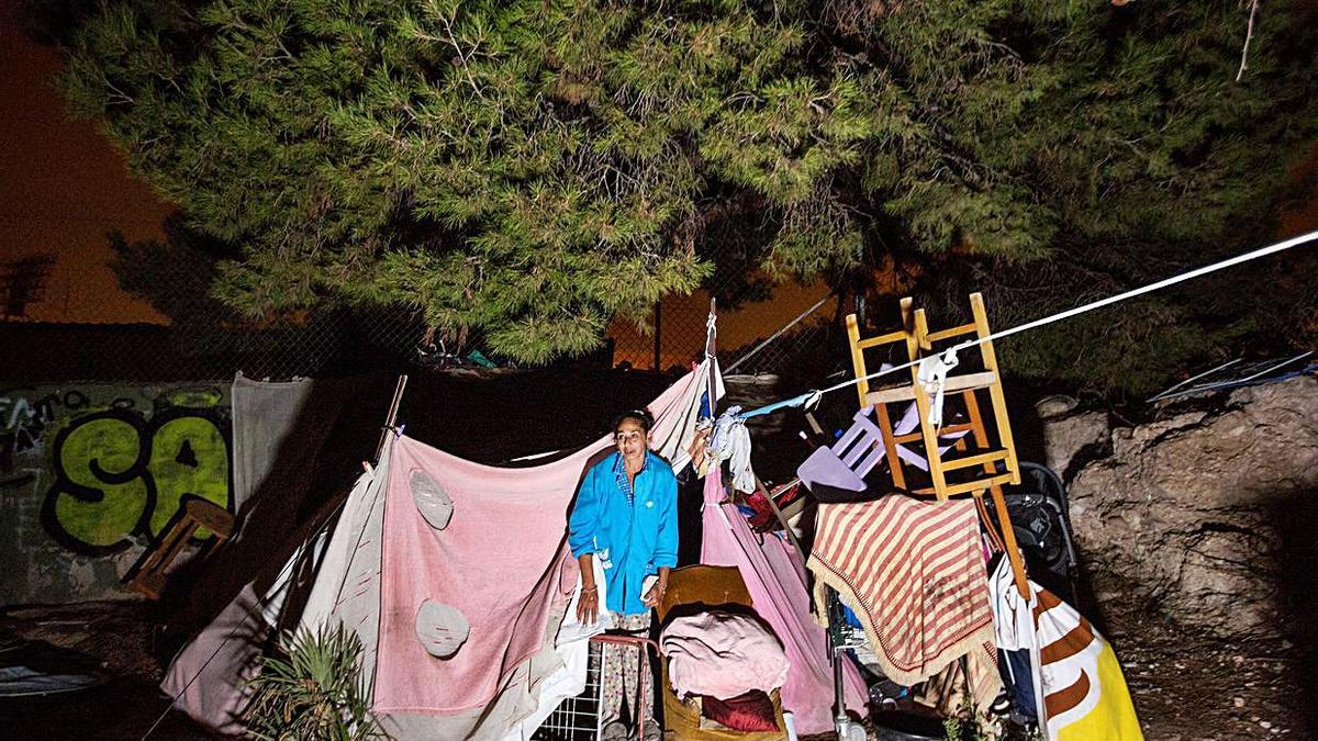Uno de los refugios improvisados en la ladera del Monte Tossal. | ALEX DOMÍNGUEZ
