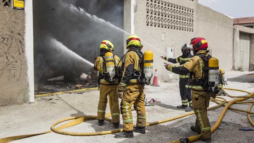 Dos intoxicados en el incendio de una nave de una empresa de iluminación en Alicante