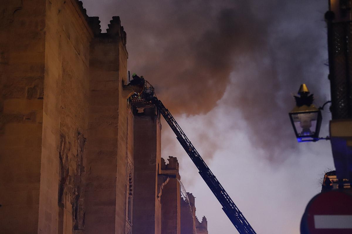 El incendio de la Mezquita-Catedral, en imágenes