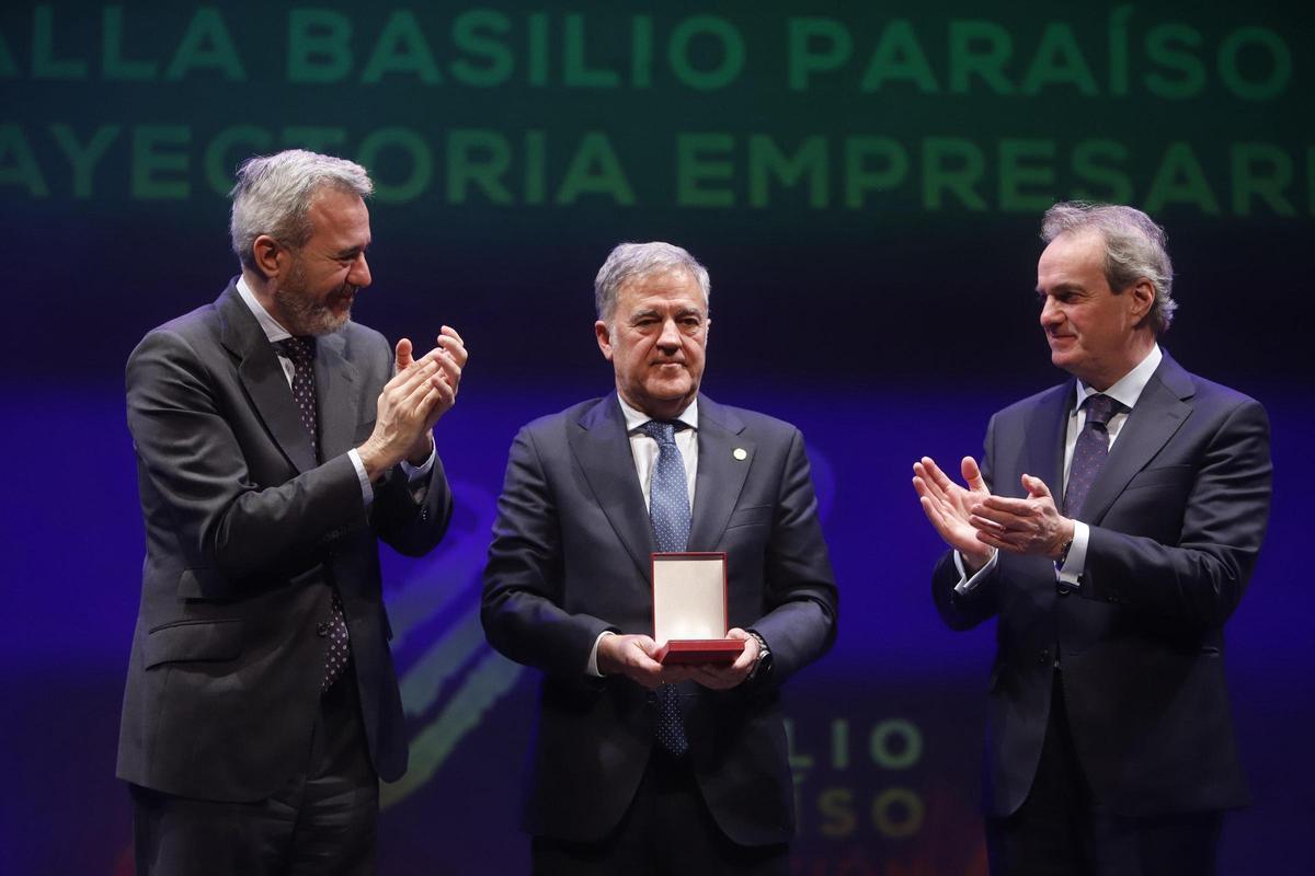 Ramón Alejandro, en el centro, tras recibir su distinción este jueves.