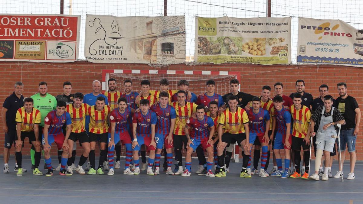 Els jugadors del CEFS Fonollosa i del FC Barcelona B van posar junts  a la pista poliesportiva | CEFS FONOLLOSA