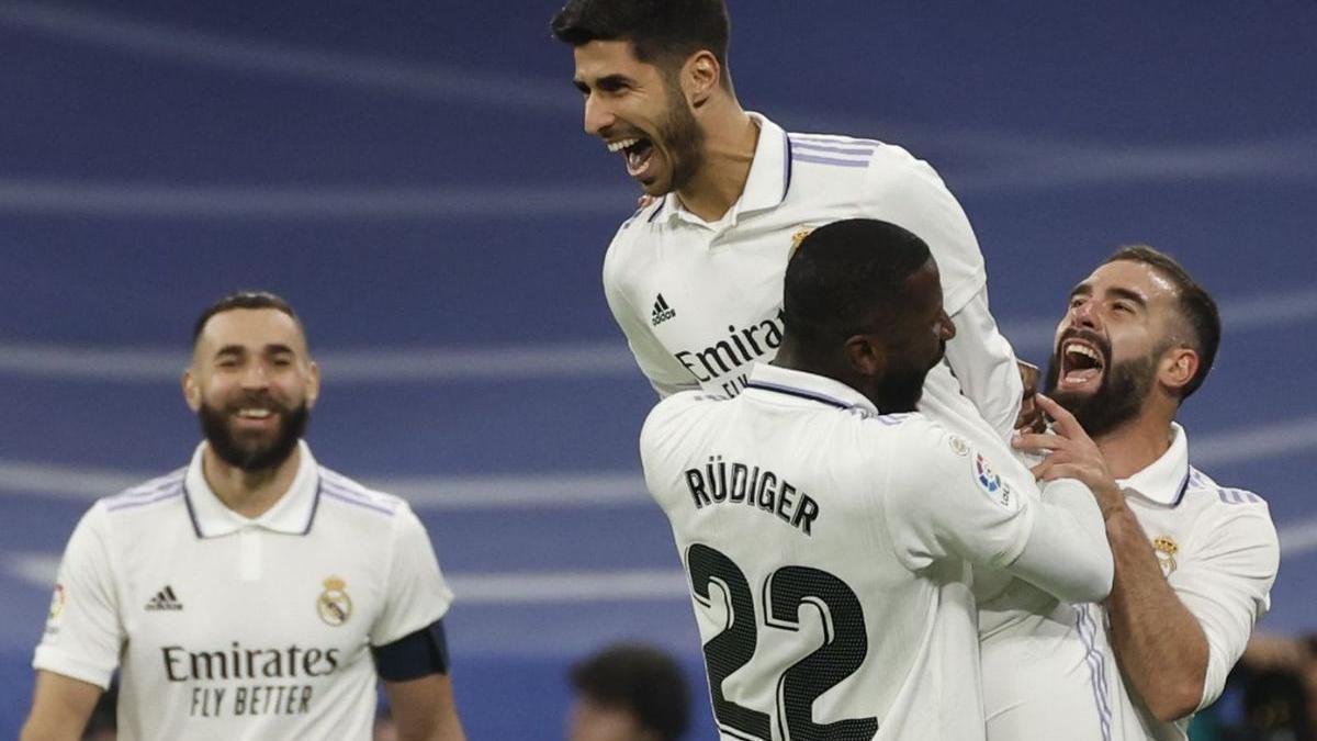 Rudiger levanta a Asensio despuésde su gol.  | // EFE