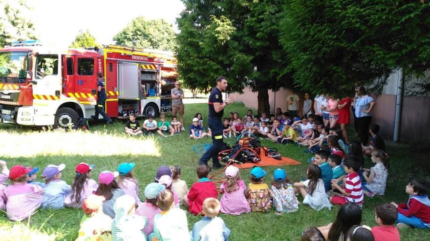 Los niños del colegio de Souto de Vea siguieron con gran atención las explicaciones del personal de Emerxencias de A Estrada.