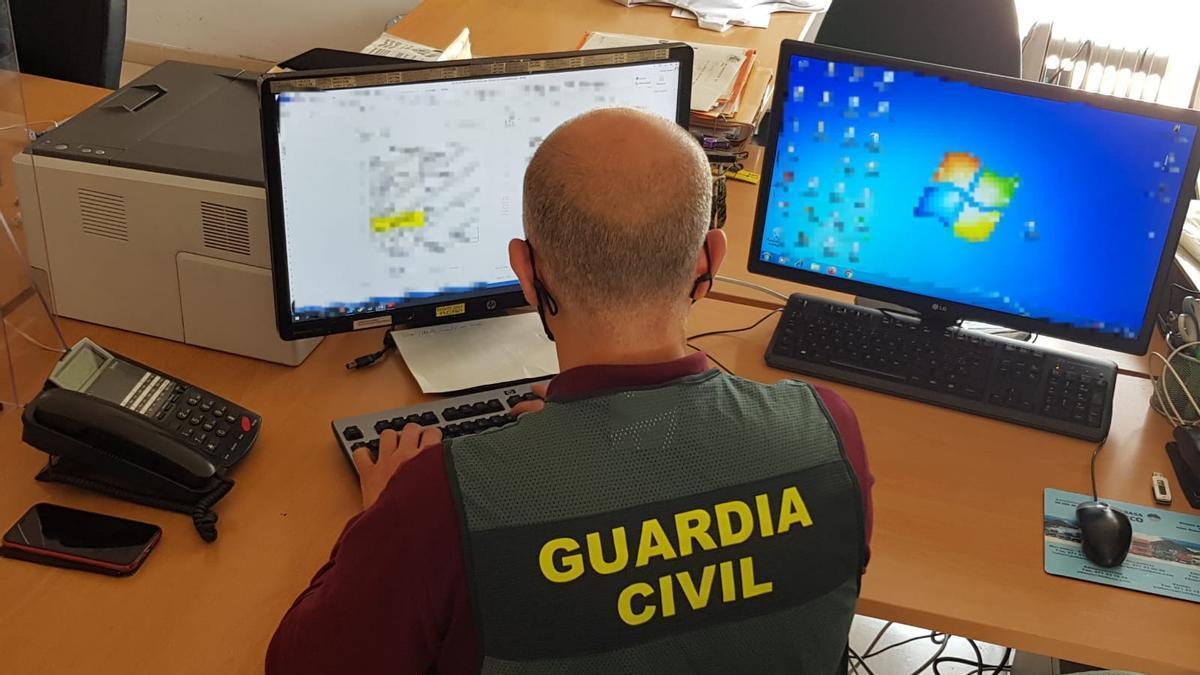 Un agente de la Guardia Civil, durante una investigación.