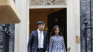 Rishi Sunak, primer ministro saliente de Reino Unido, junto a su mujer, Akshata Murty, en la entrada del número 10 de Downing Street, en Londres, este viernes.