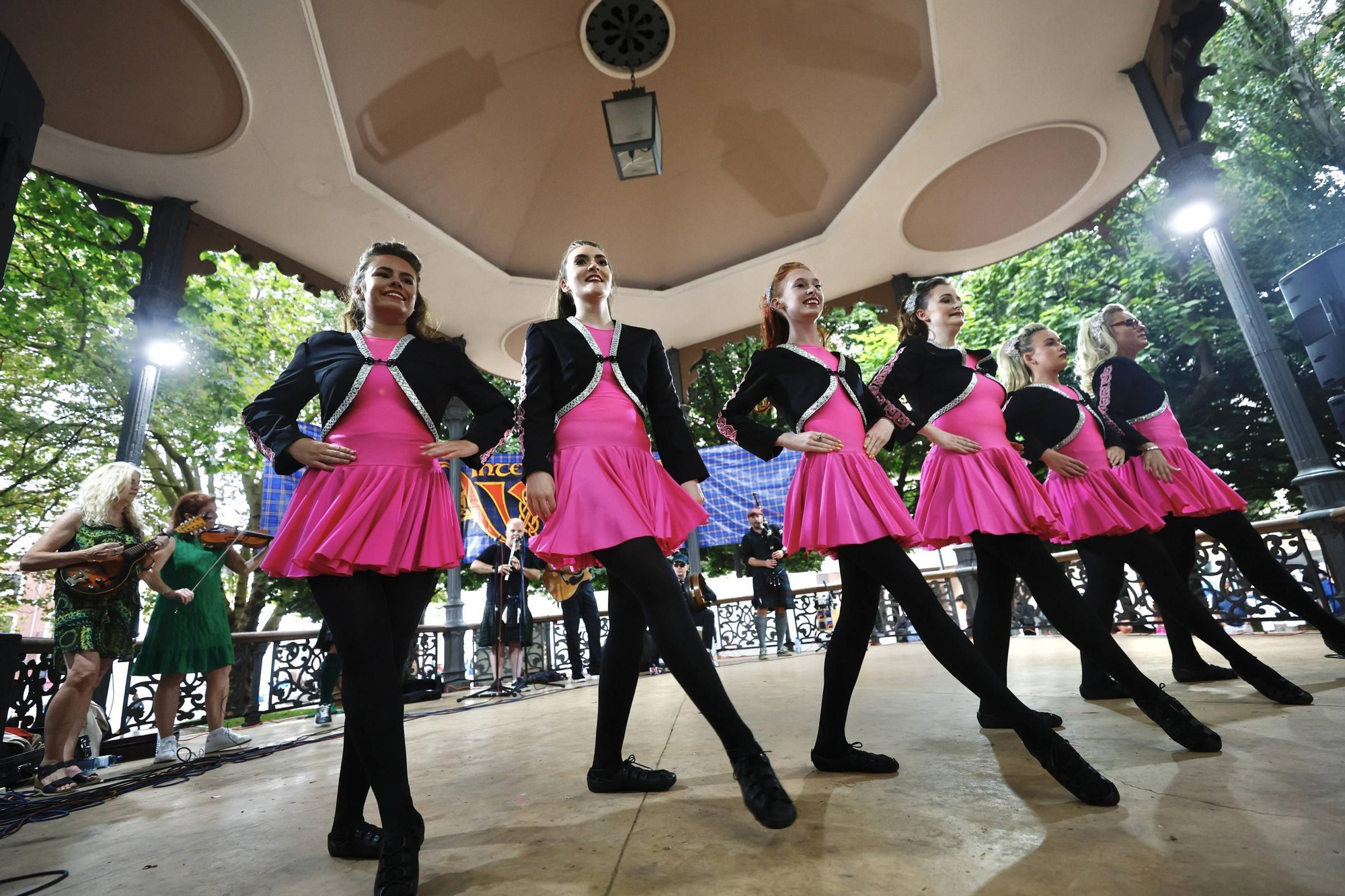 Así fue la colorida actuación del grupo norirlandés "Keltic Flair" en el festival Intercélticu de Avilés