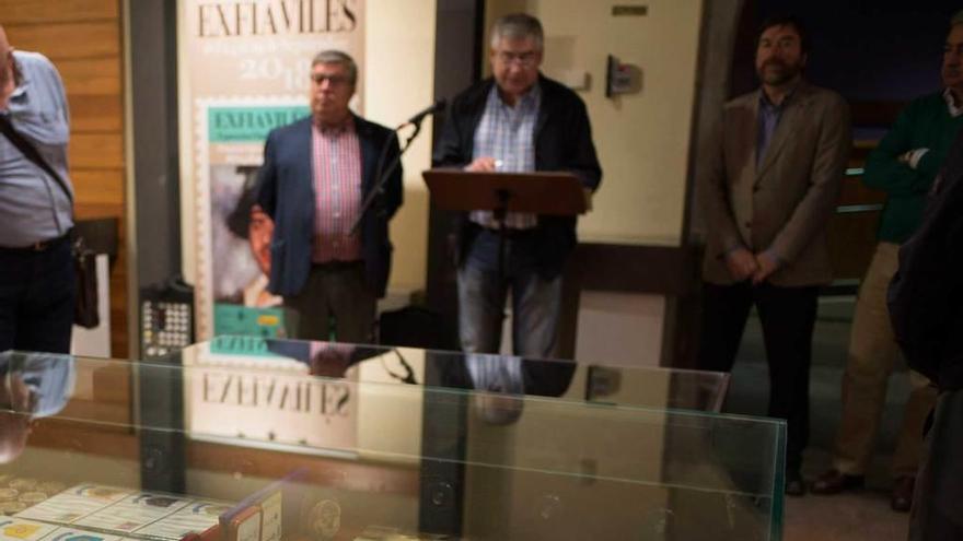 José Ramón Rumoroso habla durante la presentación flanqueado por Ángel Iglesias y Raúl Marquínez, ayer, en Valdecarzana.