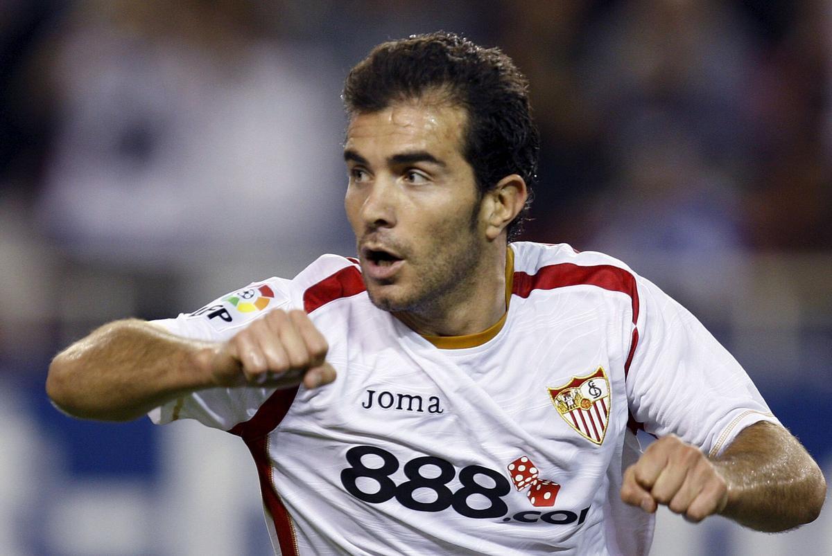 SEV15. SEVILLA, 24/09/2008 - Enzo Maresca, del Sevilla, celebra el primer gol ante el Espanyol en el partido de Liga que ambos equipos juegan esta noche en el estadio Sánchez Pizjuán de Sevilla. EFE/JULIO MUÑOZ. FUTBOL , COMPETICIONES , LIGA 2008/2009 , 4 4 JORNADA , EQUIPOS , SEVILLA , ENZO MARESCA , CELEBRACION GOL _ PUBLICADA EPC 02/10/2008 P 79 _ MEDIO ,  PLANO _ PARTIDO DEPORTE