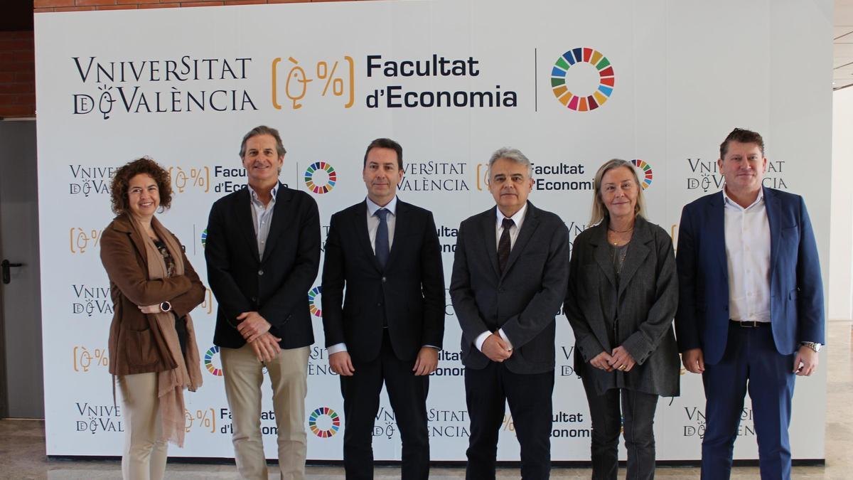 Foto de grupo de la presentación de la IV edición de los Premios BBVA Revoluciona.