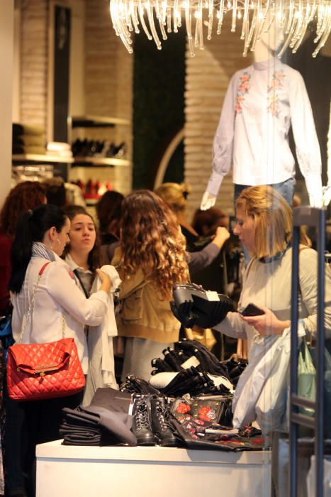 Mucha actividad en los comercios de Málaga en el primer día de compras con descuentos extraordinarios