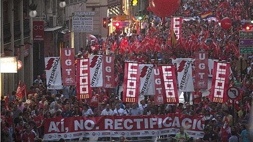 Un momento de la manifestación de Valencia a su paso por la calle de la Paz, ayer.