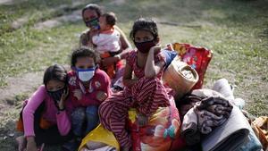 Niñas sostienen sus pertenencias en un espacio abierto tras el terremoto de 7,3 grados en la escala Richter de este martes.